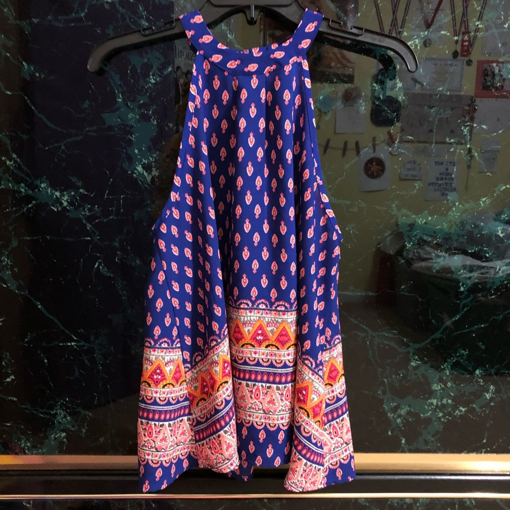 Blue sleeveless paisley blouse 💙